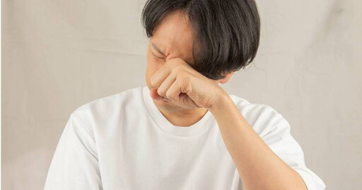 男睡醒睜不開眼!一查竟罹患肺癌 醫生點名「1族群」眼皮下垂快就醫