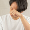 男睡醒睜不開眼！一查竟罹患肺癌 醫生點名「1族群」眼皮下垂快就醫