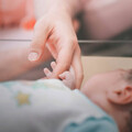 見護理師揹「紅色大背包」陪伴新生兒！ 醫：是為迎接得來不易的寶寶