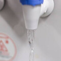 上班族每天「喝2公升水」竟得腎結石 醫打破迷思：喝錯了