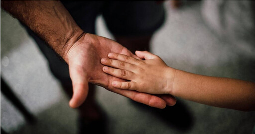 孩子哭鬧別硬拉!兒科醫師警告:小心「牽拉肘」傷害