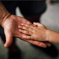 孩子哭鬧別硬拉！兒科醫師警告：小心「牽拉肘」傷害