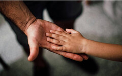 孩子哭鬧別硬拉！兒科醫師警告：小心「牽拉肘」傷害