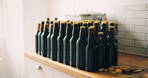 玻璃瓶飲料塑膠微粒比塑膠瓶「高出50倍」 研究人員:與它有關