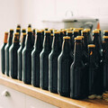 玻璃瓶飲料塑膠微粒比塑膠瓶「高出50倍」 研究人員：與它有關