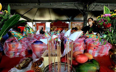 普渡後吃供品「全家上吐下瀉」 專業醫提醒：放室溫3小時恐變質