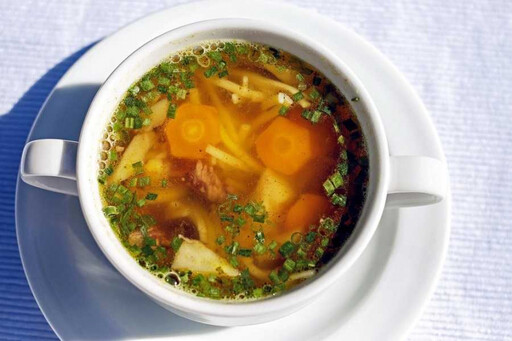 飯前喝水有助減肥！這類飲料有類似效果 1種湯可「代謝多餘鈉」
