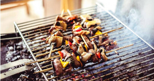 年輕人就是太衝動！高中生烤肉趴「沒熟就狂吃」 高燒39度拉到險脫水2度送急診