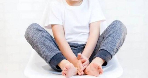 6歲妹跟哥搶手機突倒地!送醫竟查出腦梗 腦血管變「一團煙霧」