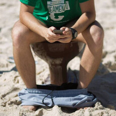 工地師傅「愛跑廁所」被同事嫌！真相竟是癌症惹禍 醫：1習慣要小心