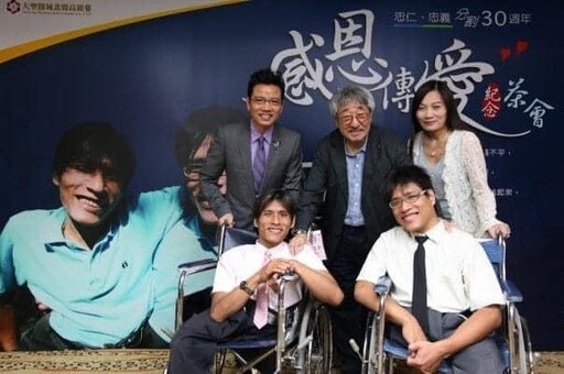 健康堪憂…連體嬰弟弟忠義「嚴重腹脹照曝光」 PO文喊：不會放棄