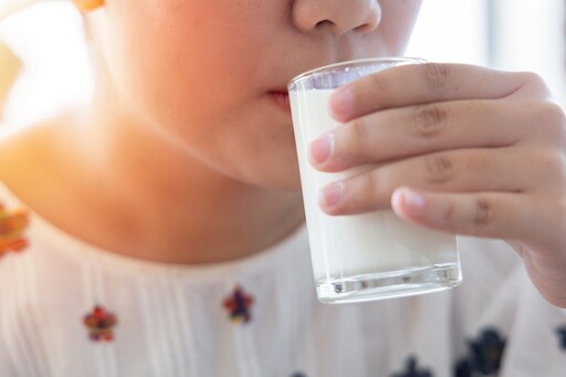 每天喝牛奶會變胖？減肥喝哪種牛奶比較好？ 營養師解答「常見8真相」...奶粉不輸鮮乳