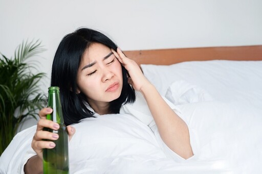 宿醉難耐「吃6類食物」自救！網公認有用 尤其1飲品最好在飲酒前先喝
