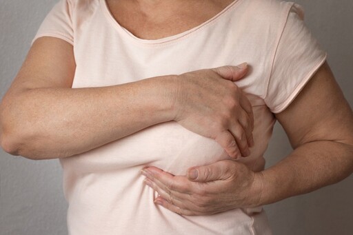 不只胸部會長硬塊！醫示警「乳癌8個症狀」超容易被忽視 乳房癢、脫皮小心中鏢