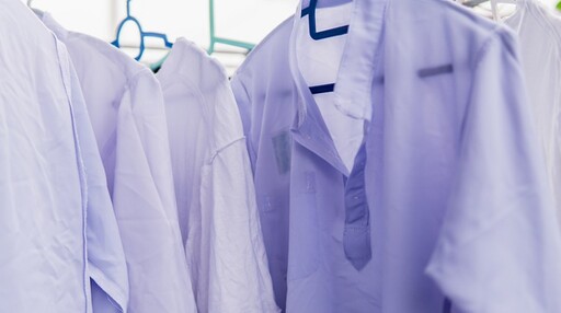 洗衣避免T恤領口鬆掉「9撇步」必學！ 洗衣劑直接塗抹、用過多柔順劑都錯了