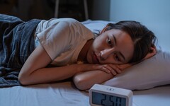 自律神經失調「很累卻睡不著」！ 醫強推「睡前按3處」更好入眠：每周1-3次有氧運動也有幫助