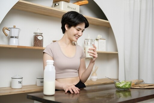 保久乳營養成分沒有少！ 營養師曝「這樣喝」才能吸收到更多鈣，有效預防骨鬆