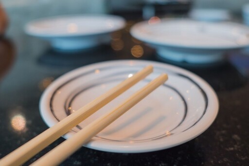 「這1種筷子」比馬桶蓋髒7倍！免洗筷也沒比較衛生 醫提醒：筷子用O個月就該換新