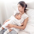 「4種照顧方式」恐害寶寶夢中猝死！專家嚴厲警告 用塑型枕頭超危險