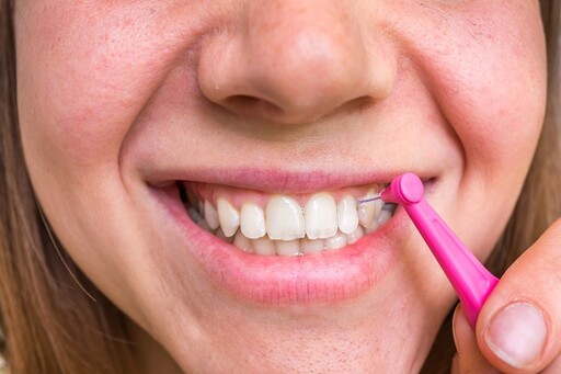 新年一開始，顧好牙齒很重要，塗氟不是小孩專利，65歲以上和8族群，3個月免費塗氟一次