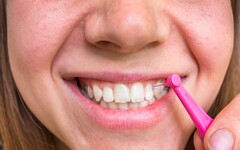 新年一開始，顧好牙齒很重要，塗氟不是小孩專利，65歲以上和8族群，3個月免費塗氟一次