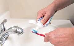 牙膏擠多一點較乾淨？要先沾水？牙醫師解答 1方式有效快速改善牙敏感