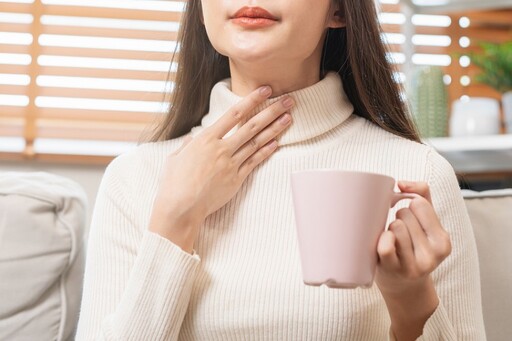 喉嚨過度使用「失聲」怎辦？ 醫教「4做法」救聲音：很多人早上都會喝的1飲品先別碰