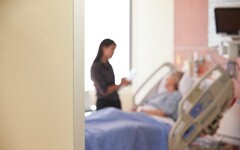 為何老年人住院期間易罹患肺炎？台大醫揭真相 教你「照護3大招」預防