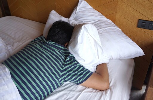 睡覺一直翻身非睡不好！醫認證「4大功能」：睡眠品質更好了 趴睡恐易做噩夢和春夢