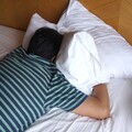 睡覺一直翻身非睡不好！醫認證「4大功能」：睡眠品質更好了 趴睡恐易做噩夢和春夢