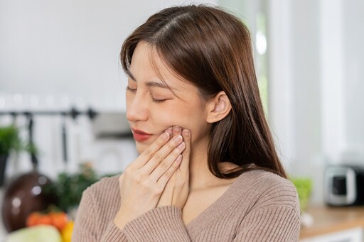 牙齒痛起來要人命，吃東西常卡牙縫、對冷熱產生敏感，已經進入1階段，不治療不行