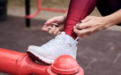 在家運動穿錯或不穿運動鞋，恐怕會傷關節，穿對能保護足部健康