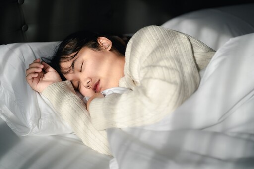 早睡、睡太久恐比晚睡更早死？醫揭真相 每天睡滿O小時壽命最長