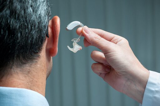 臺灣聽損人口恐超過200萬，其中僅4.5%有戴助聽器，小心認知障礙風險增