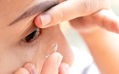 角膜塑型片矯正視力，眼科醫解「4個真相」！很多人都誤解了 大人小孩都能戴