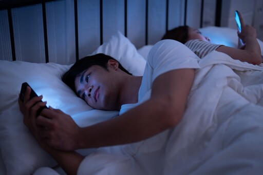 睡覺開夜燈，研究推「這1色」有助改善睡眠品質！ 醫建議：避免失眠最好都別開