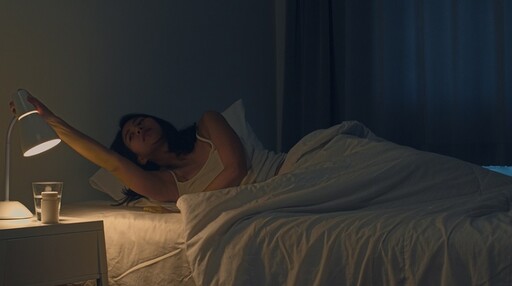 睡覺開夜燈，研究推「這1色」有助改善睡眠品質！ 醫建議：避免失眠最好都別開