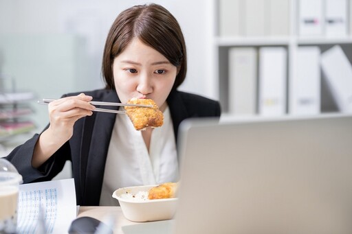 飯後吃益生菌改善消化不良？專科醫揭答案 調整「吃飯順序」也能避免飯後脹氣、打隔
