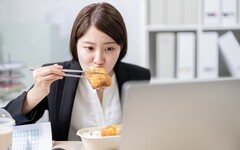 飯後吃益生菌改善消化不良？專科醫揭答案 調整「吃飯順序」也能避免飯後脹氣、打隔