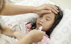 好多人發燒！醫揭「最有效退燒方法」 退熱貼1成分恐害2歲↓嬰幼兒呼吸中止