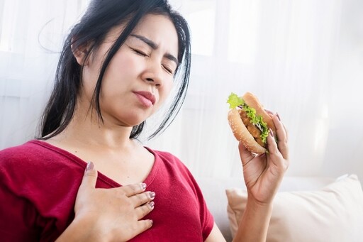 吃完飯就脹氣、沒吃多少卻很飽？中醫師提「消化不良6解方」 按3處也能舒緩不適