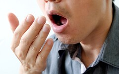 一張嘴臭爆！專家認證「5方法」有效改善口中異味 其中1飲品還能降低蛀牙機率