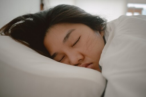 睡不著、睡太多都不正常！揭「常見4種睡眠障礙」 睡夢中磨牙也中