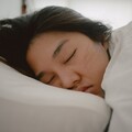 睡不著、睡太多都不正常！揭「常見4種睡眠障礙」 睡夢中磨牙也中