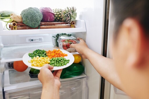 沒吃完的食物放冰箱就好？ 營養師揭「4個習以為常作法」害中毒：重複加熱再冷凍超NG