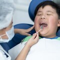 孩子害怕看牙大吵大鬧！醫提「各年齡安撫方式」 家長平時應避免講跟牙科相關負面字眼