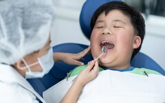 孩子害怕看牙大吵大鬧！醫提「各年齡安撫方式」 家長平時應避免講跟牙科相關負面字眼