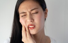 「5習慣」都會害你牙齒痛！愛咬指甲中了 醫點名：這1種水果也是幫兇