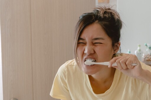 一天應該刷幾次牙才對？牙醫師答案恐顛覆你的觀念 起床吃完早餐再刷也不OK