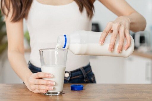 大人和兒童超缺維生素D！ 醫點名「8種人」喝牛奶也難補足：體重過輕入列